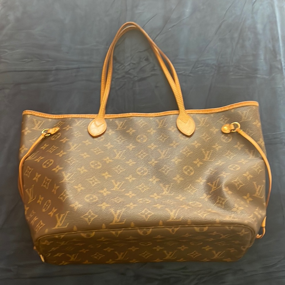 Authentic Louis Vuitton Neverfull MM with berry color interior